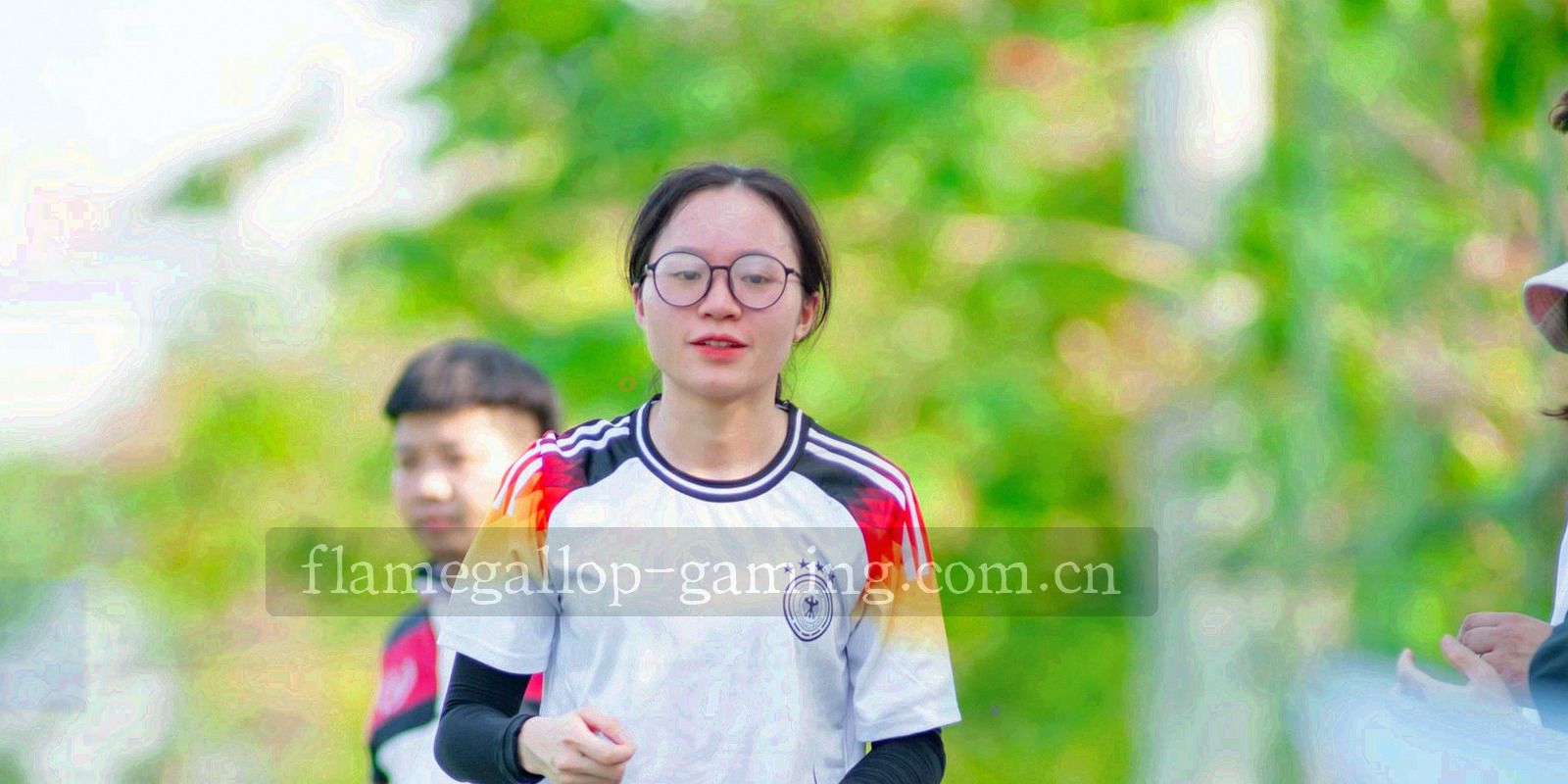 马匹剪影穿过发光数据网格，尾迹化为火焰粒子